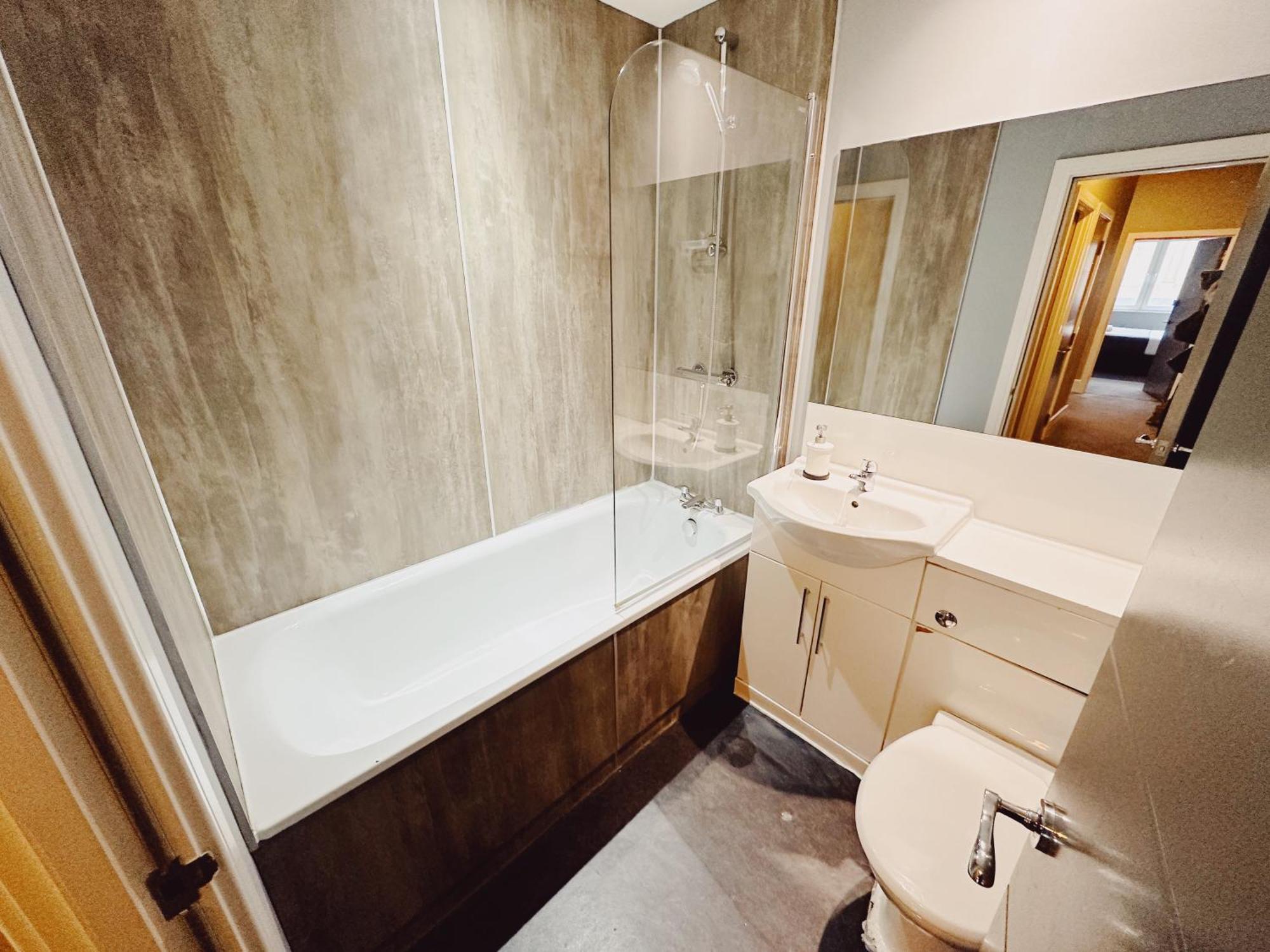 3 Bedroom Apartment In The Heart Of Newcastle - Modern - Sleeps 6 Bagian luar foto